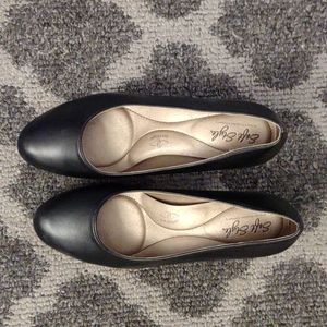 Soft Style A Hush Puppies Company. GUILIANA style, Black, 7.5 WIDE